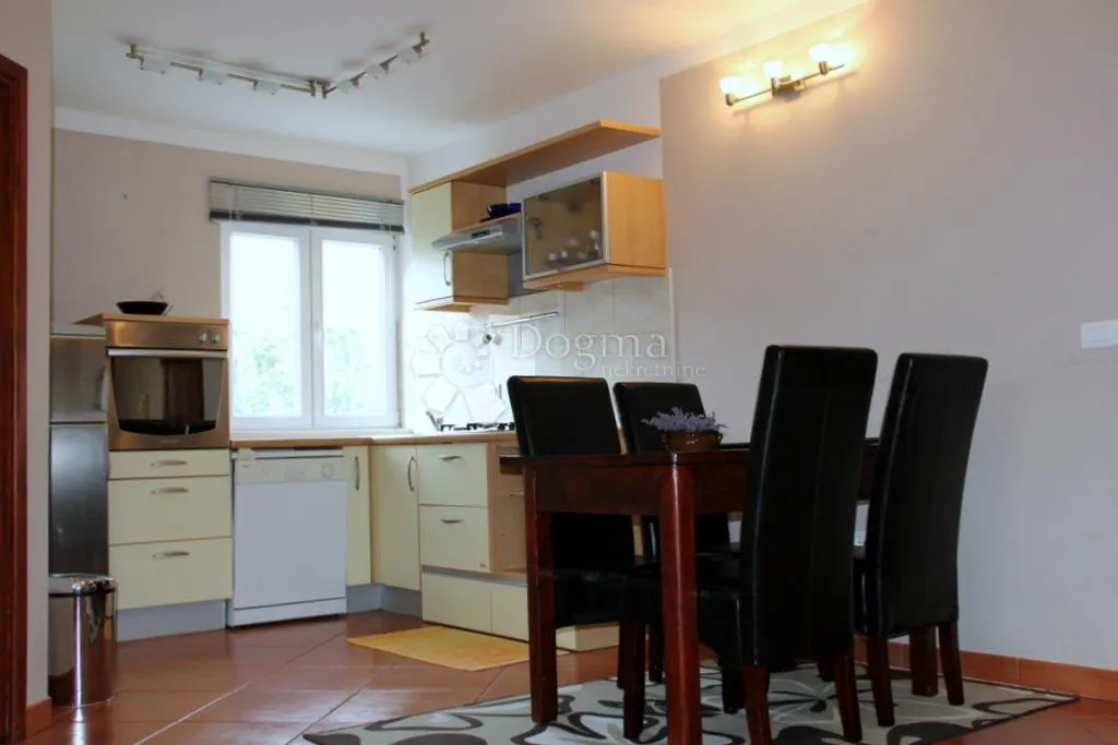 dvosoban stan u prizemlju 2 km od mora sa uporabnom dozvolom - slika 3