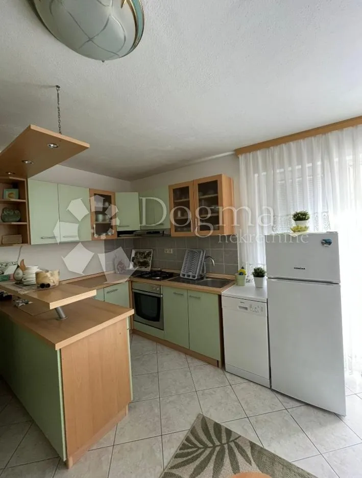 apartman s vrtom,blizu mora i centra, pakoštane - slika 4