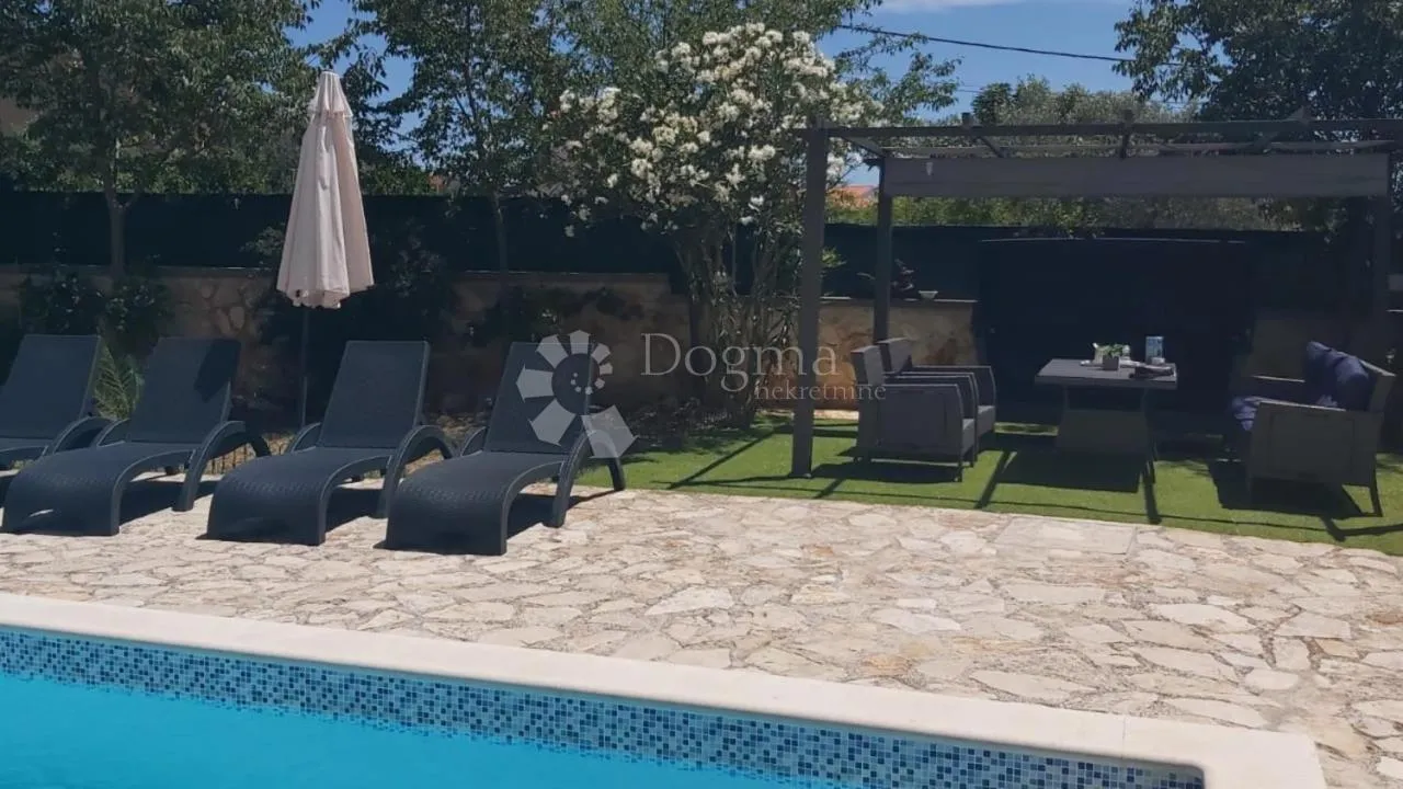 prostrana kuća na odličnoj poziciji - slika 19
