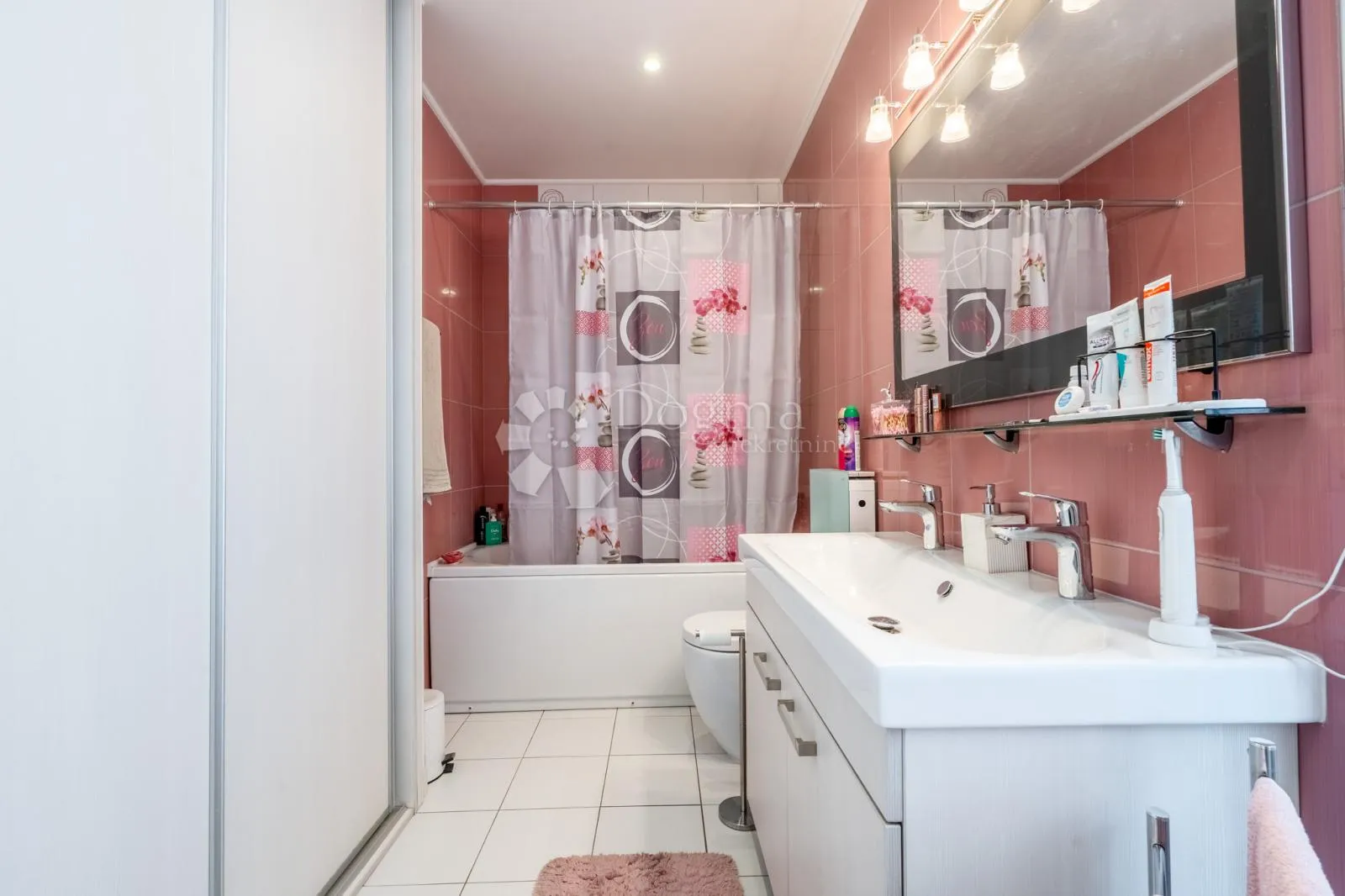 centar – 108 m², moderan 3s+db s parkingom - slika 13
