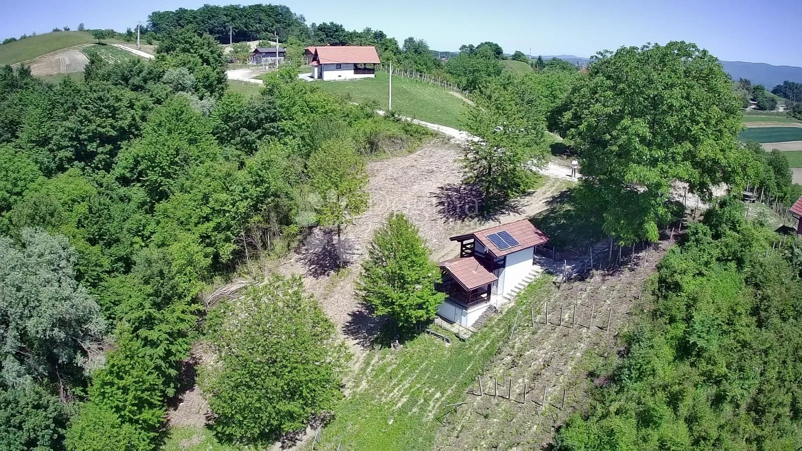 šarmantna vikend kućica s velikom okućnicom, privatnošću i vlastitim izvorima energije i vode - slika 33