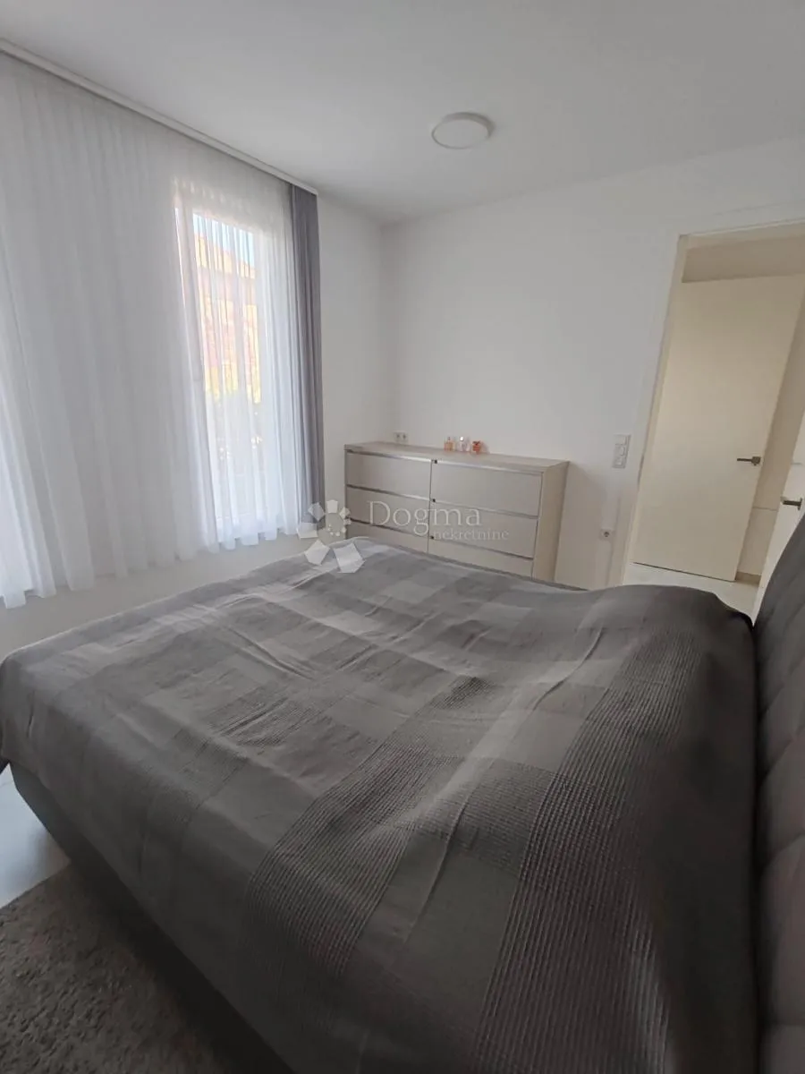 vodice - prekrasna novoizgrađena kuća s garažom i dvorištem - slika 34