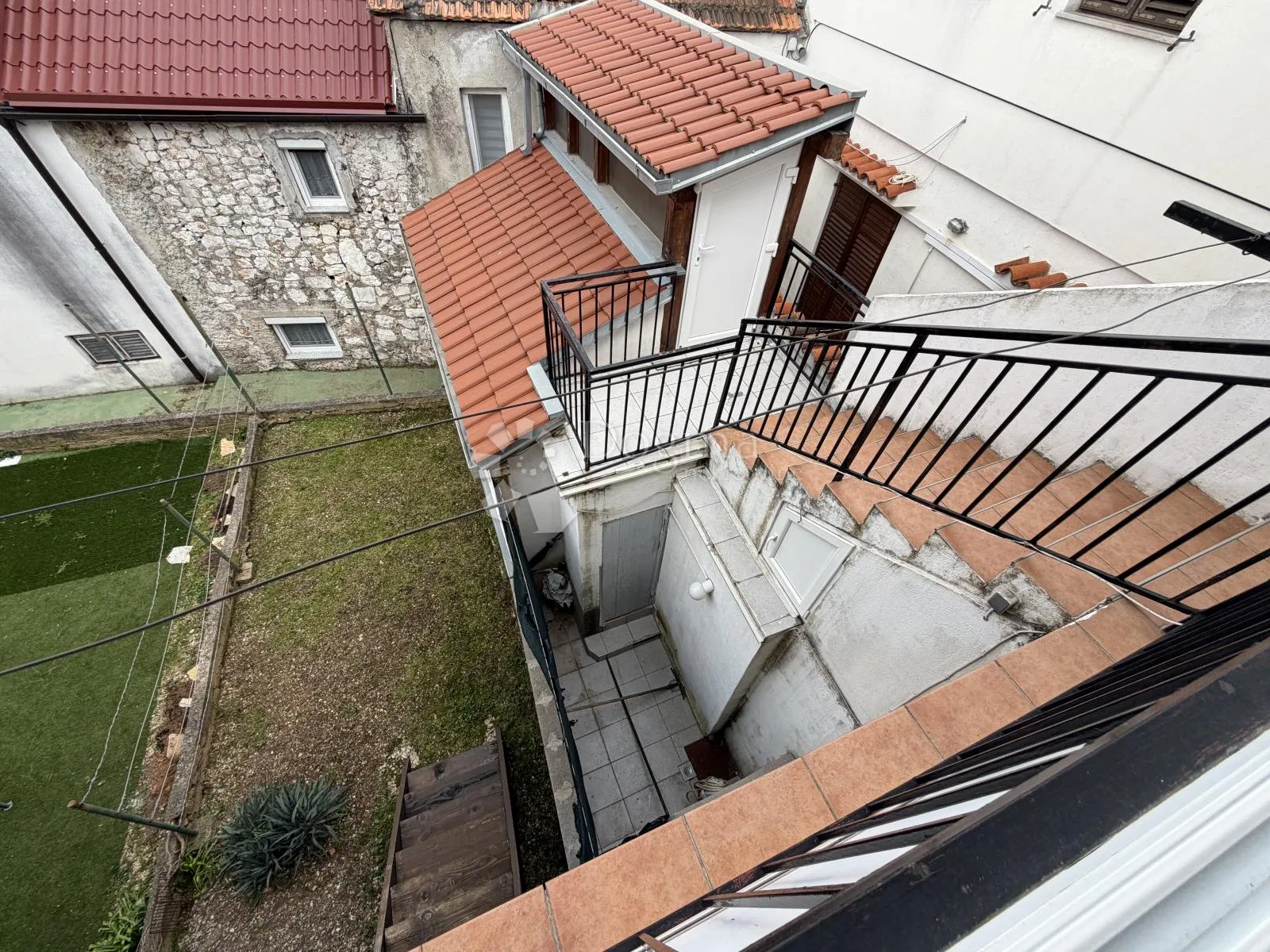 tisno – kuća u nizu na odličnoj lokaciji - slika 12