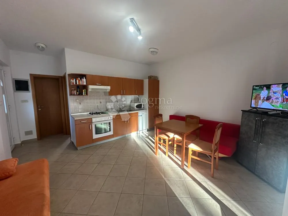 jadrija – stan u dvojnoj kući, samo 70 m od plaže! - slika 3