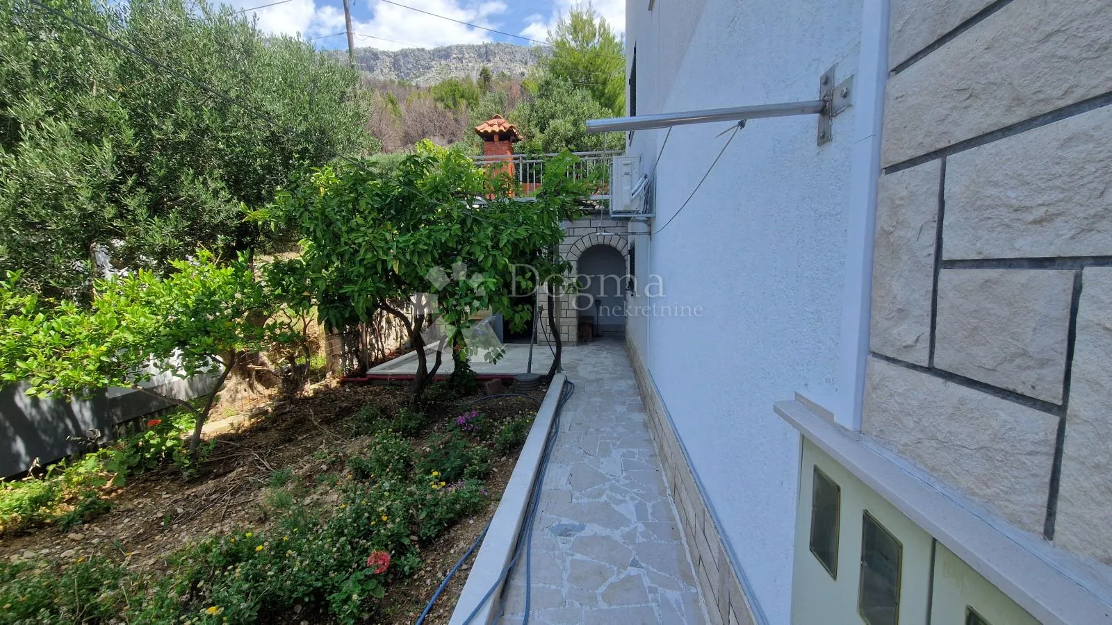kuća sa tri stana i pogledom na more - slika 25