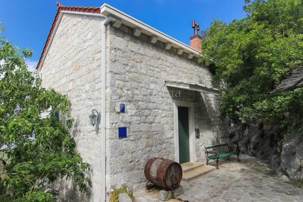 kamena kuća s bazenom i pogledom na more - slika 23