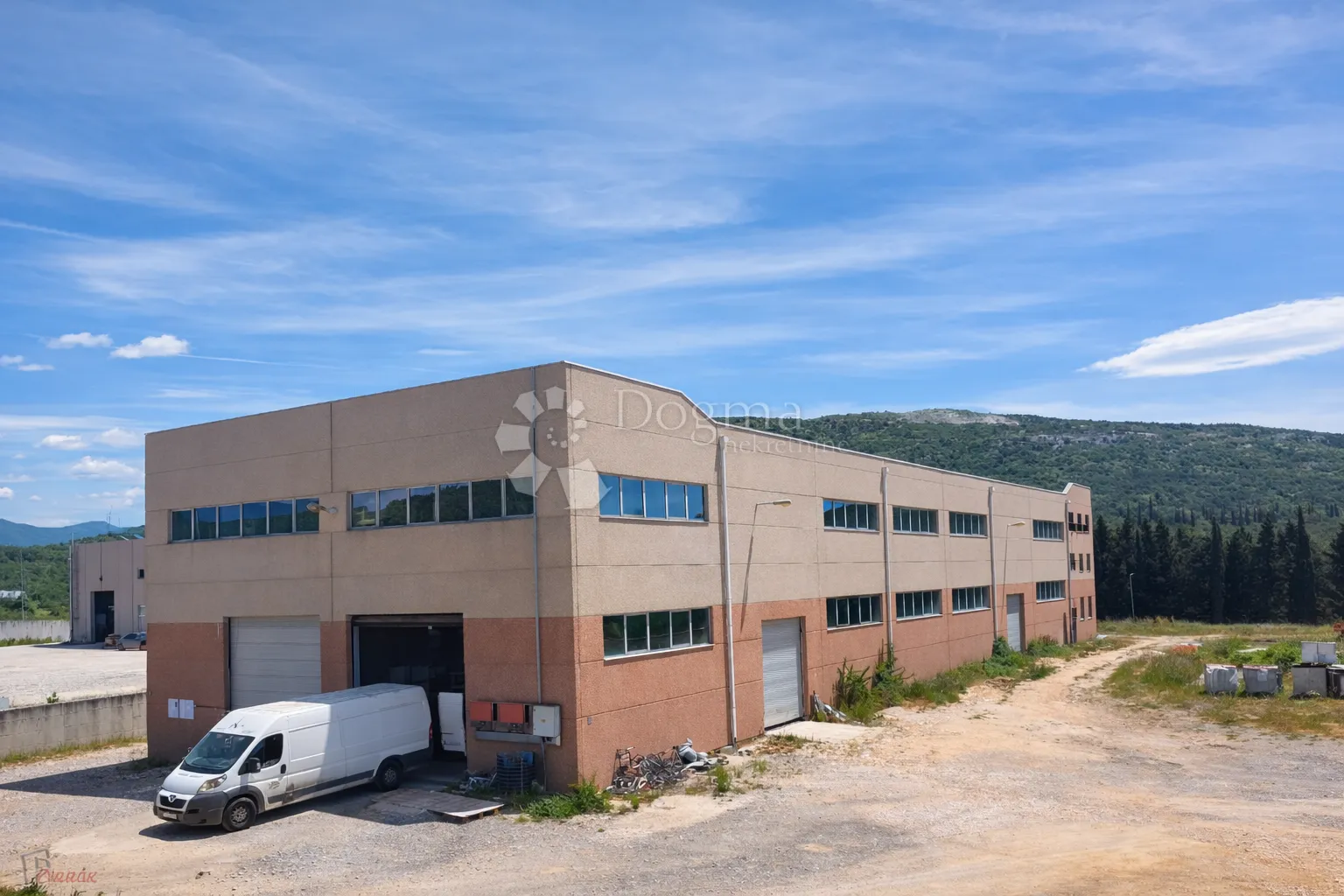 skladišno-poslovna hala 2.199,80 m² - slika 2