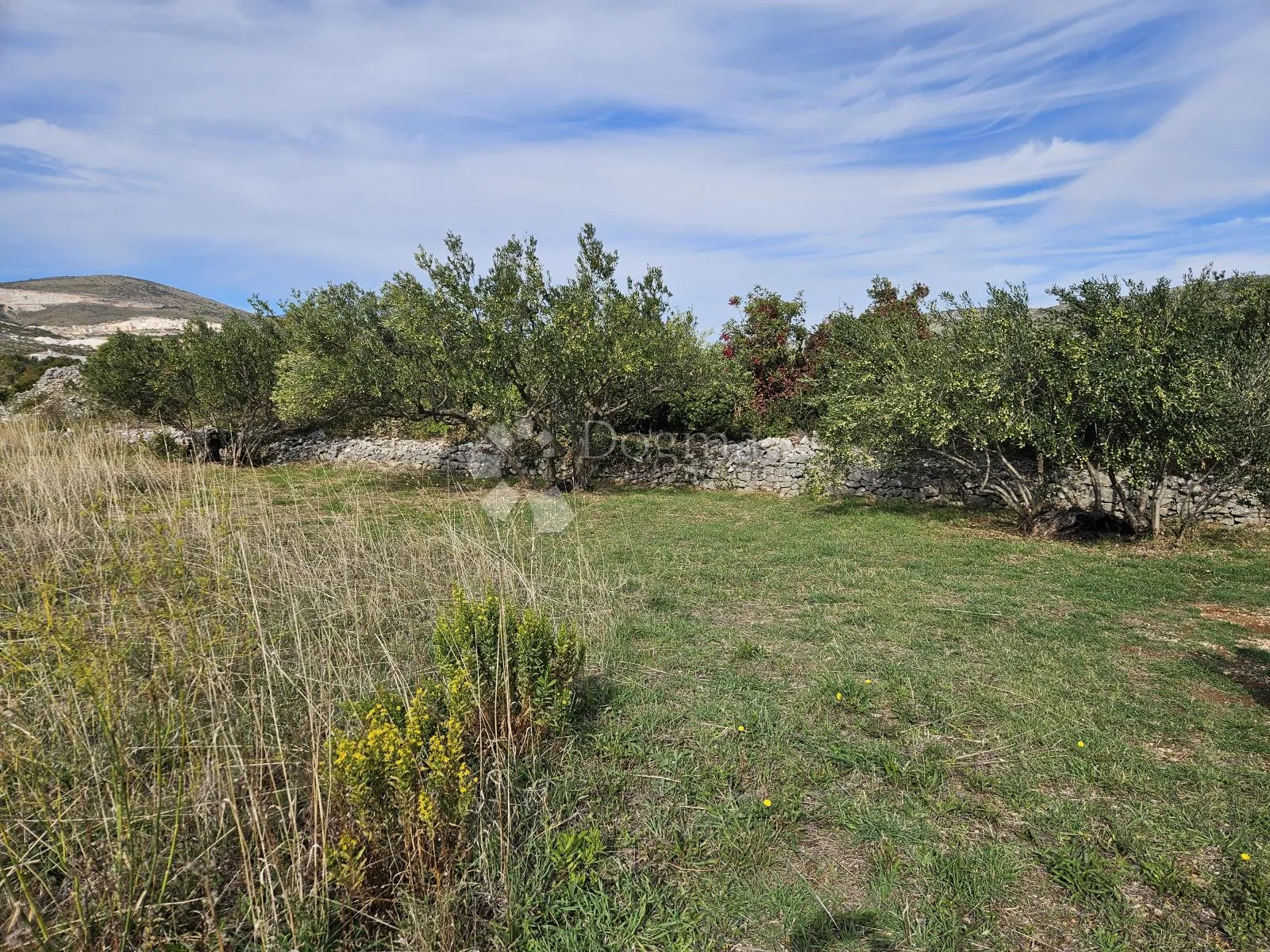 indutrijsko zemljište i priključkom vode s pogledom na more u planom! trogir - slika 1
