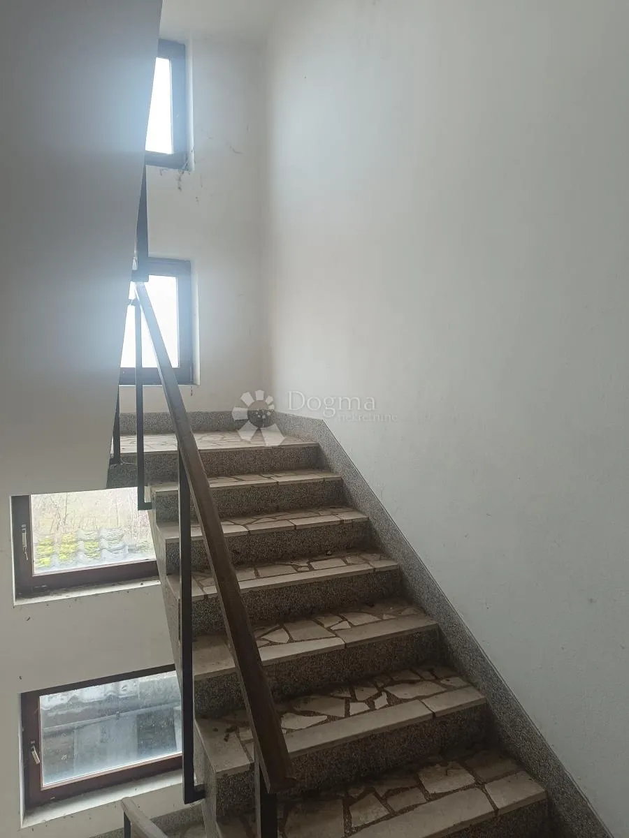 prostrana kuća u glini za adaptaciju - slika 14