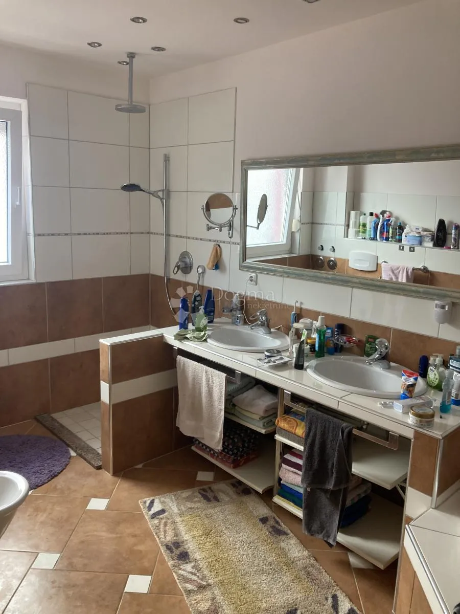 prilika - apartmanska kuća u pirovcu, 1. red do mora - slika 12