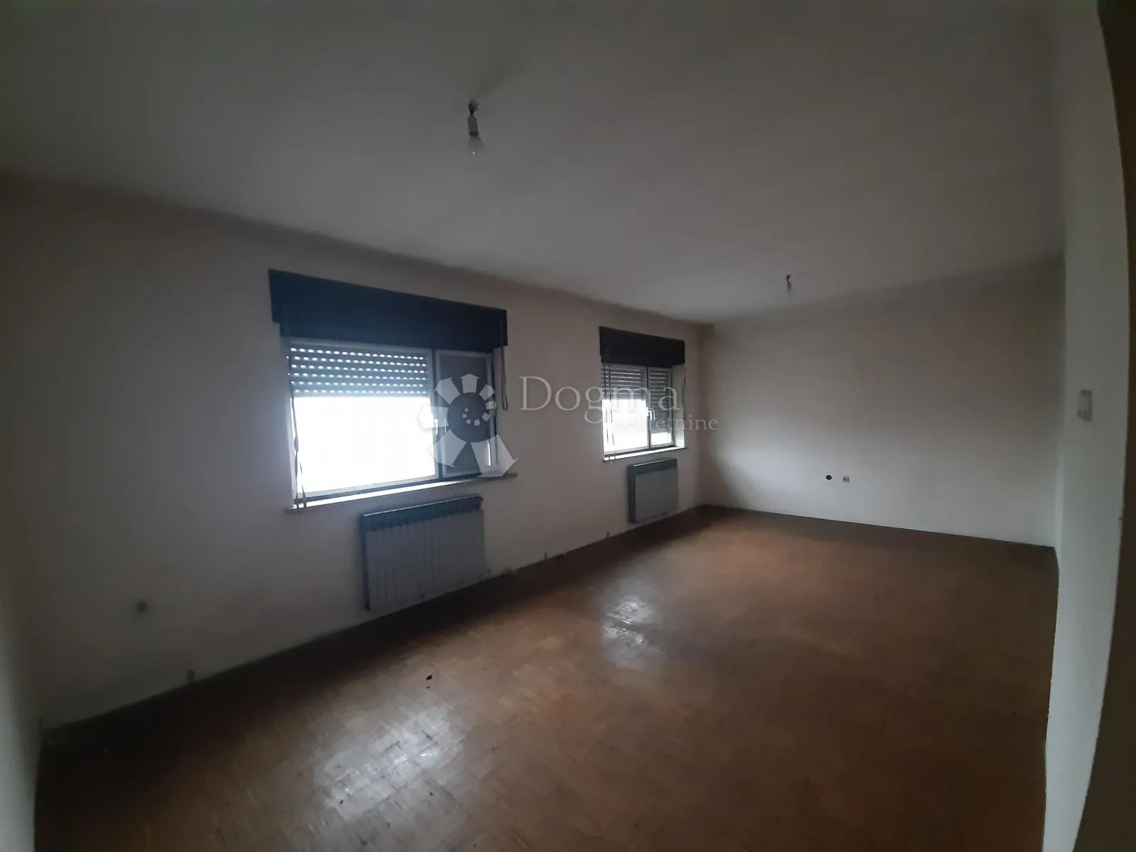 višenamjenska kuća s posl. prostorom- 250m2 + veliki parking - slika 14