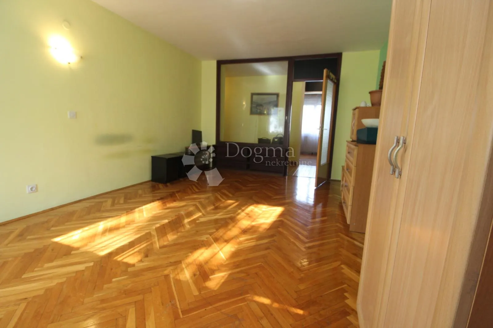 srdoči stan 68m2 3s kl sa lođom - slika 2