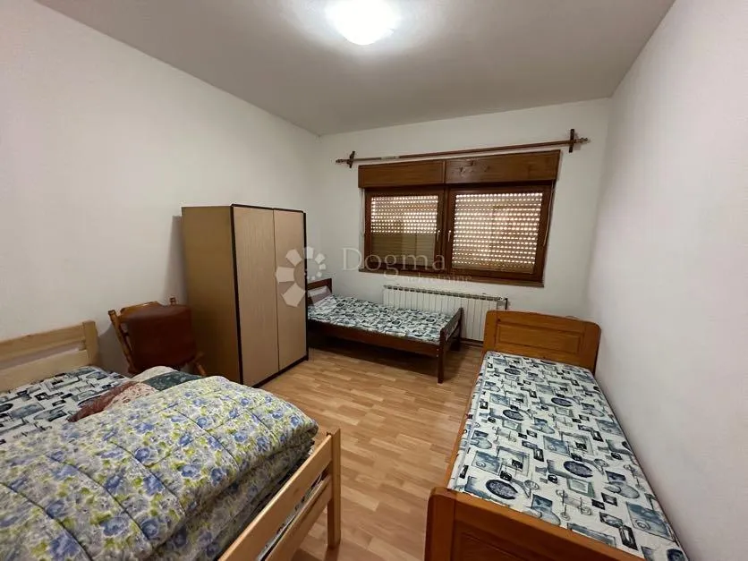 kuća s lijepom velikom okućnicom, vukšić - slika 8