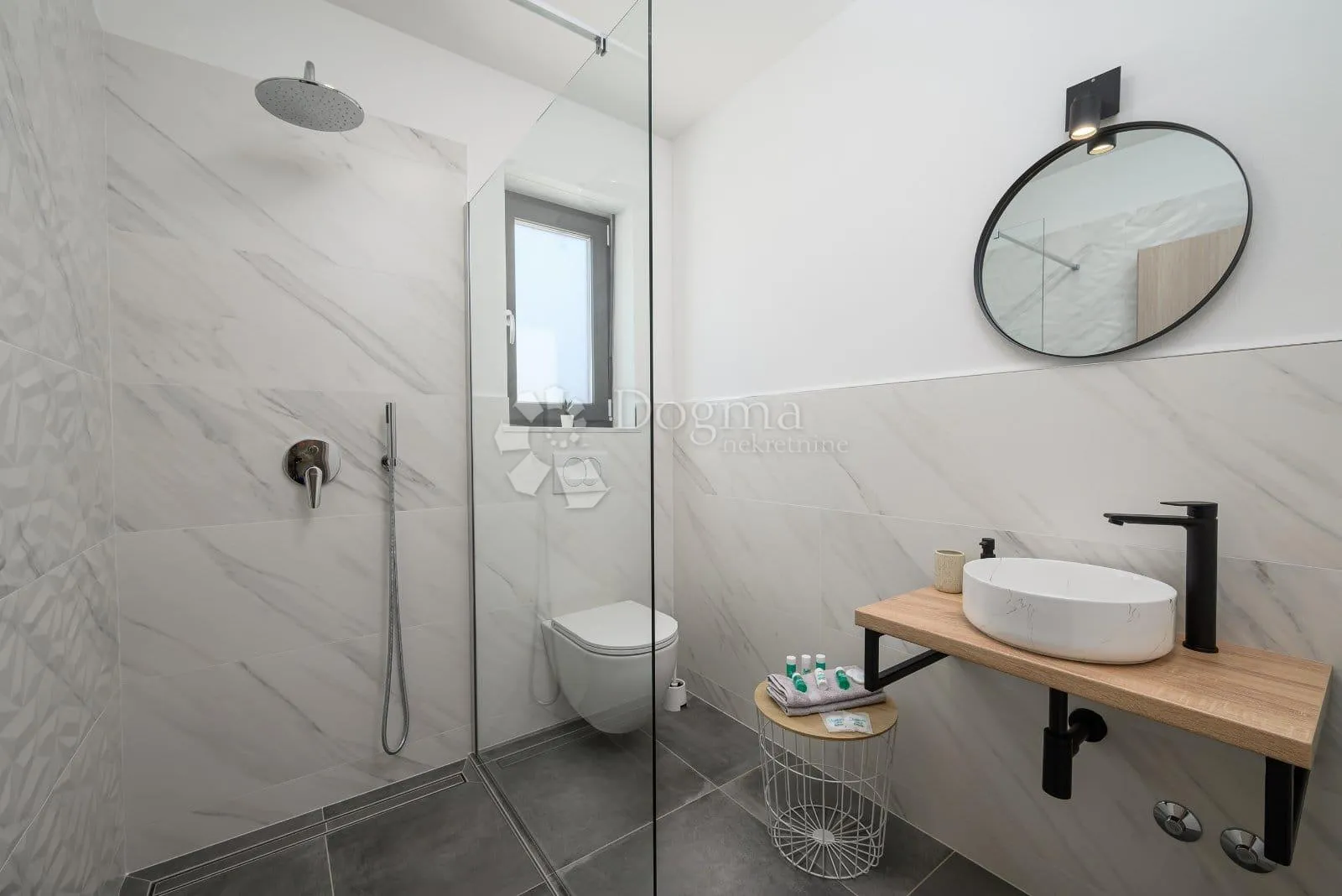 prekrasna villa s okućnicom od 983m2 i bazenom, mirna lokacija - slika 13