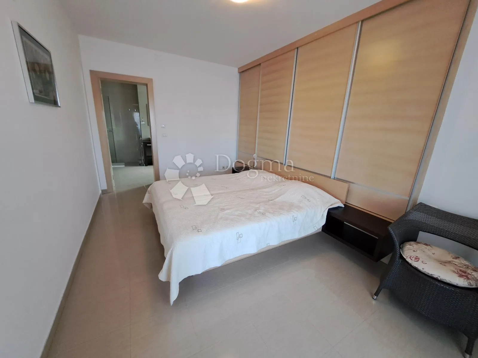 impresivan penthouse s pogledom na more, pješćana uvala - slika 6