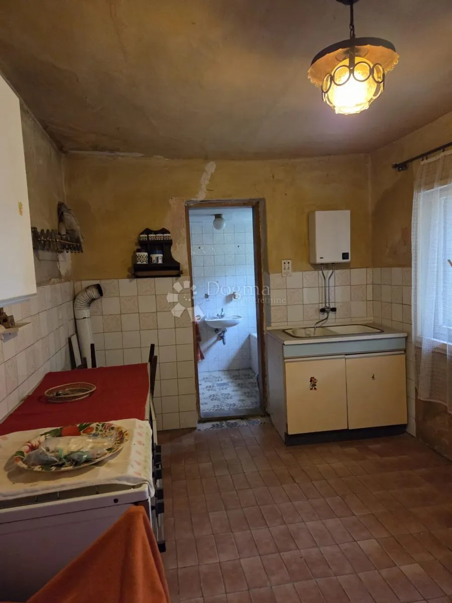 kuća s gospodarskim zgradama – odlična lokacija - slika 12