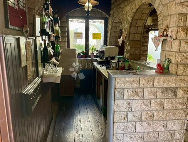 kuća, s restoranom u prizemlju, u centru buja - slika 5