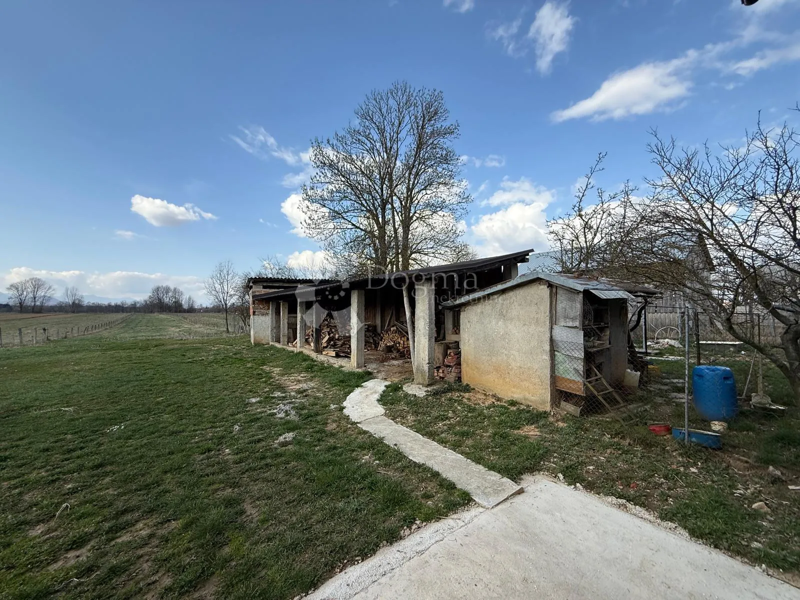 kuća s 2 stana 2 pomoćna objekta i 3000 m2 vrta - slika 24