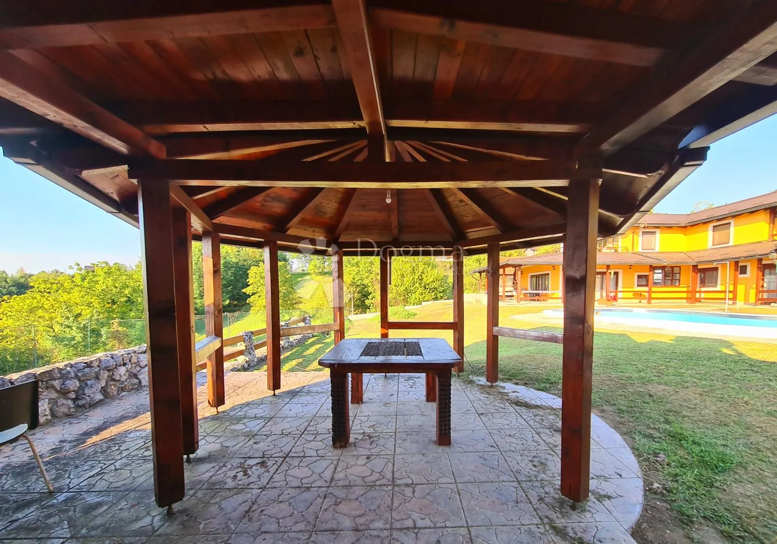 vila s bazenom i teniskim terenom - slika 4