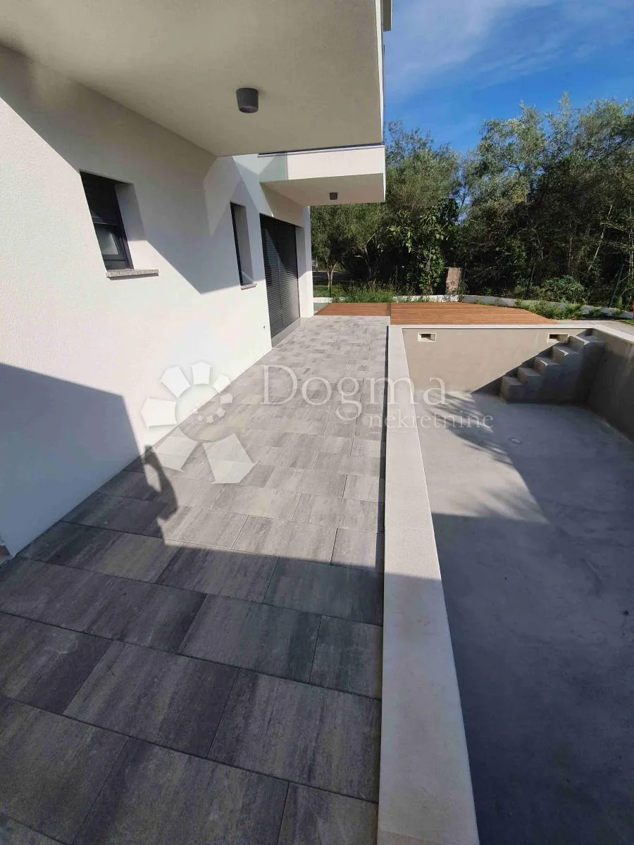 vila sa 4 apartmana, 2 bazena, 200 metara od mora - slika 30
