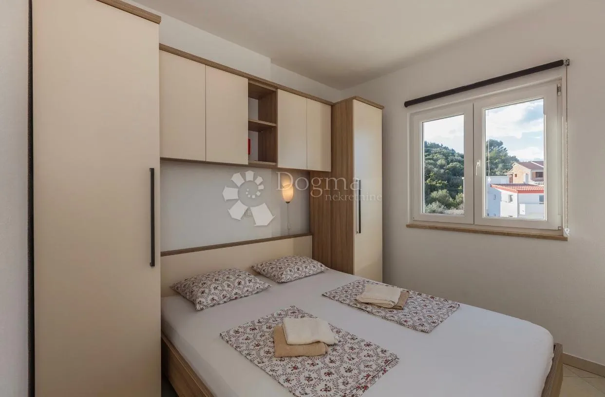 dvosobni apartman sa pogledom na more, super lokacija - slika 19