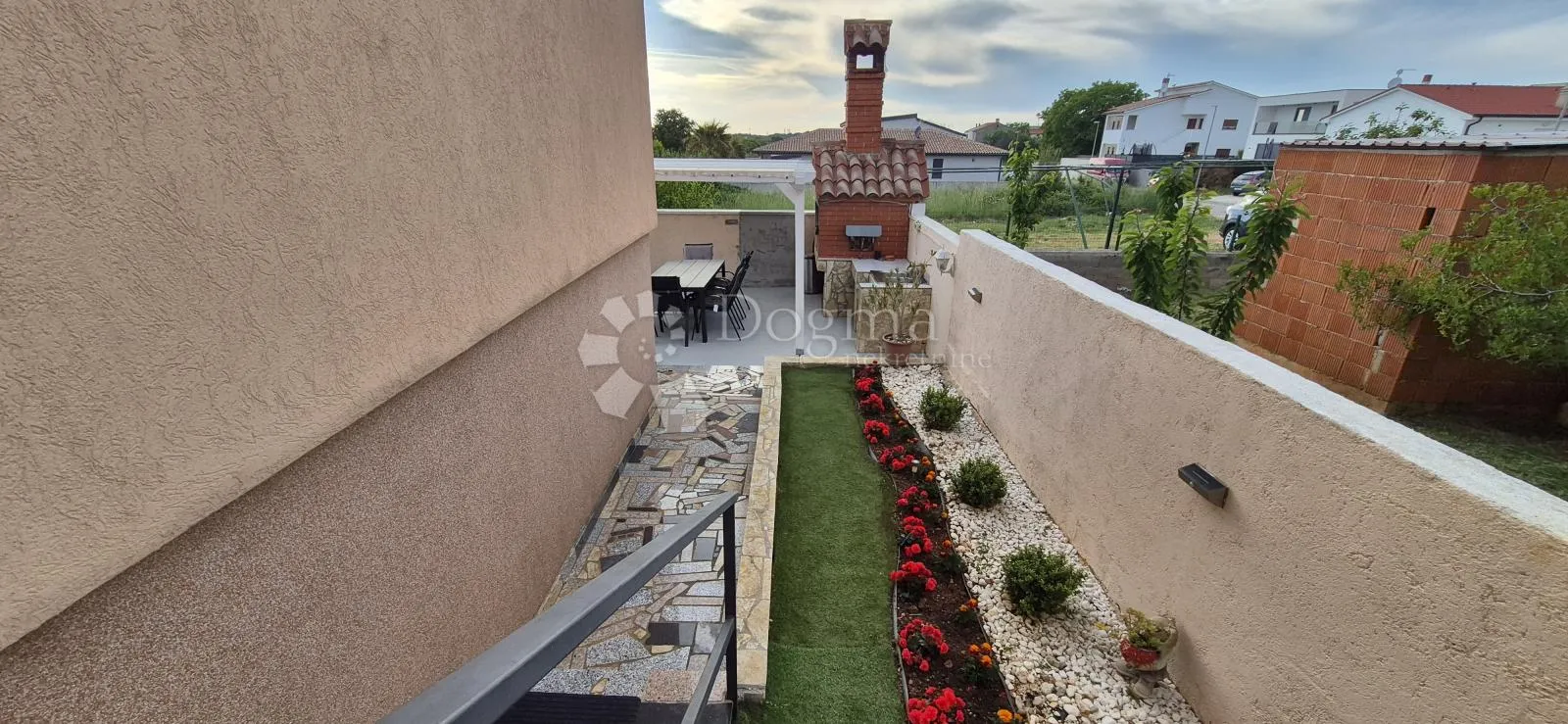 kuća sa 2 stana i bazenom - slika 95