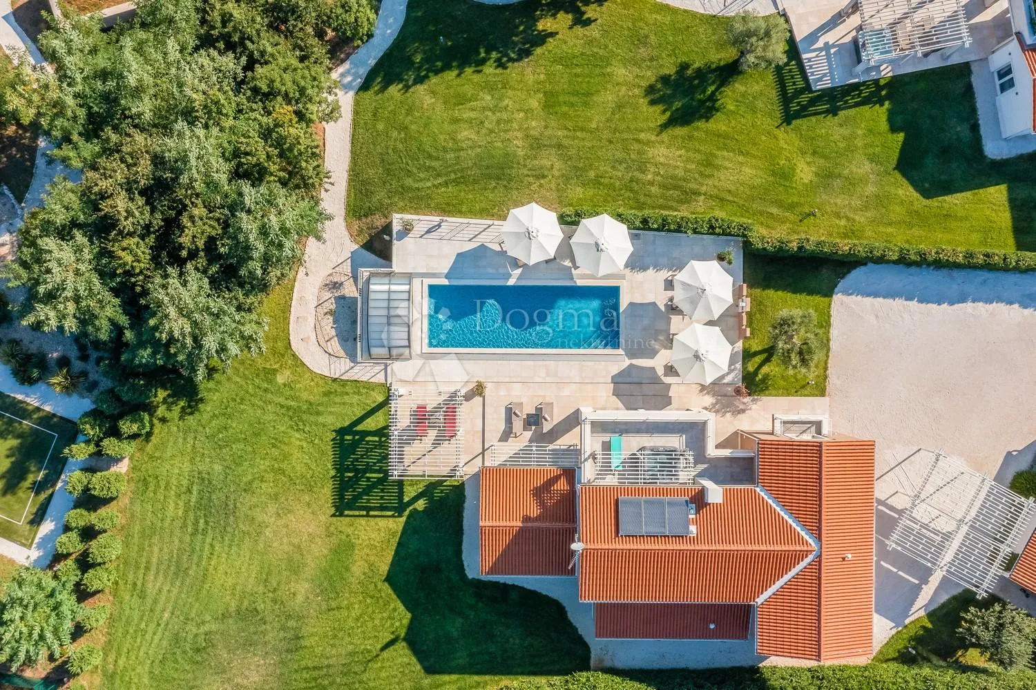 villa koja odiše elgancijom, sa bazenom i pomoćnim objektom - slika 2