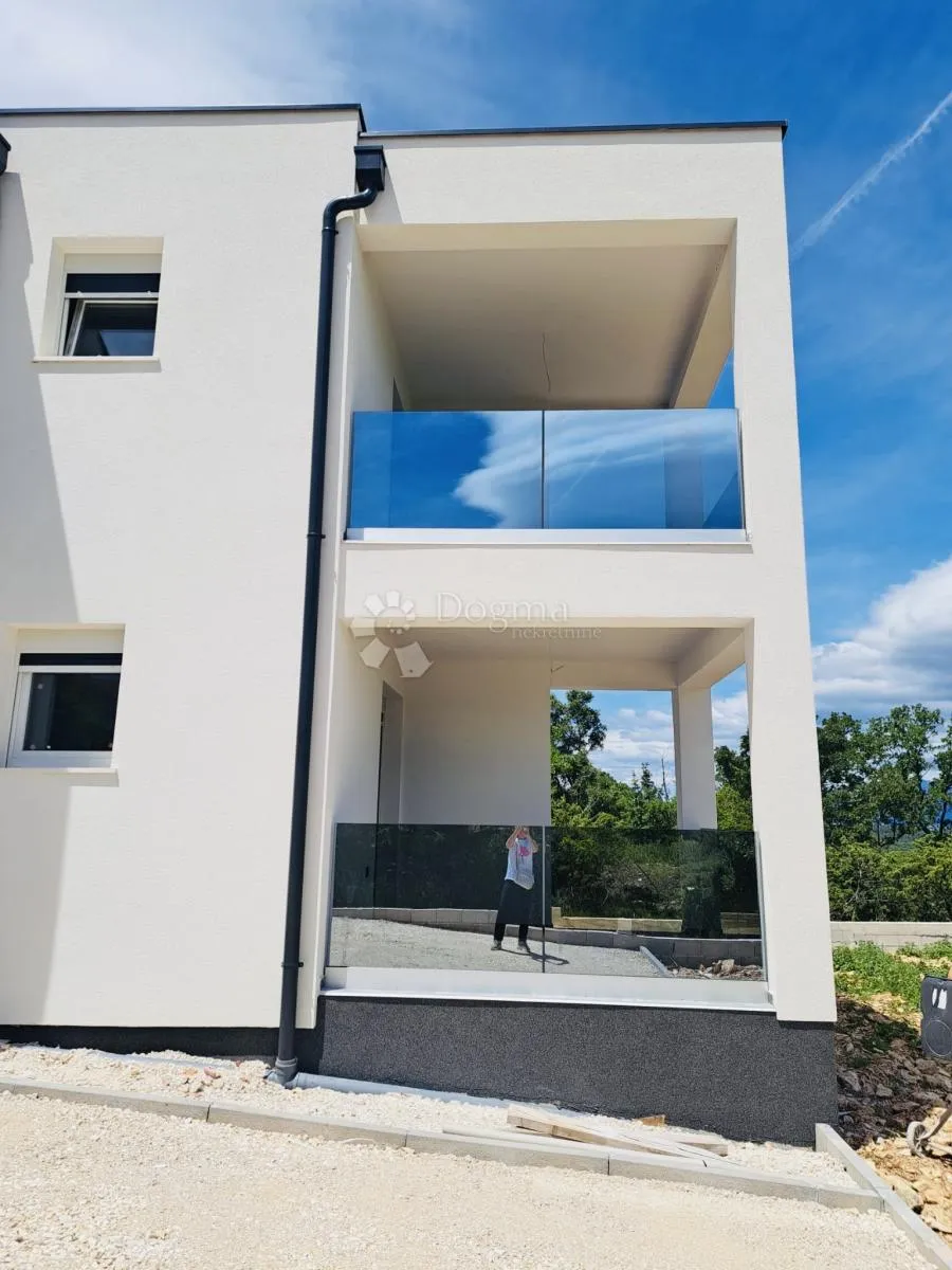 samostojeća nova vila s dva zasebna stana - novogradnja - slika 7