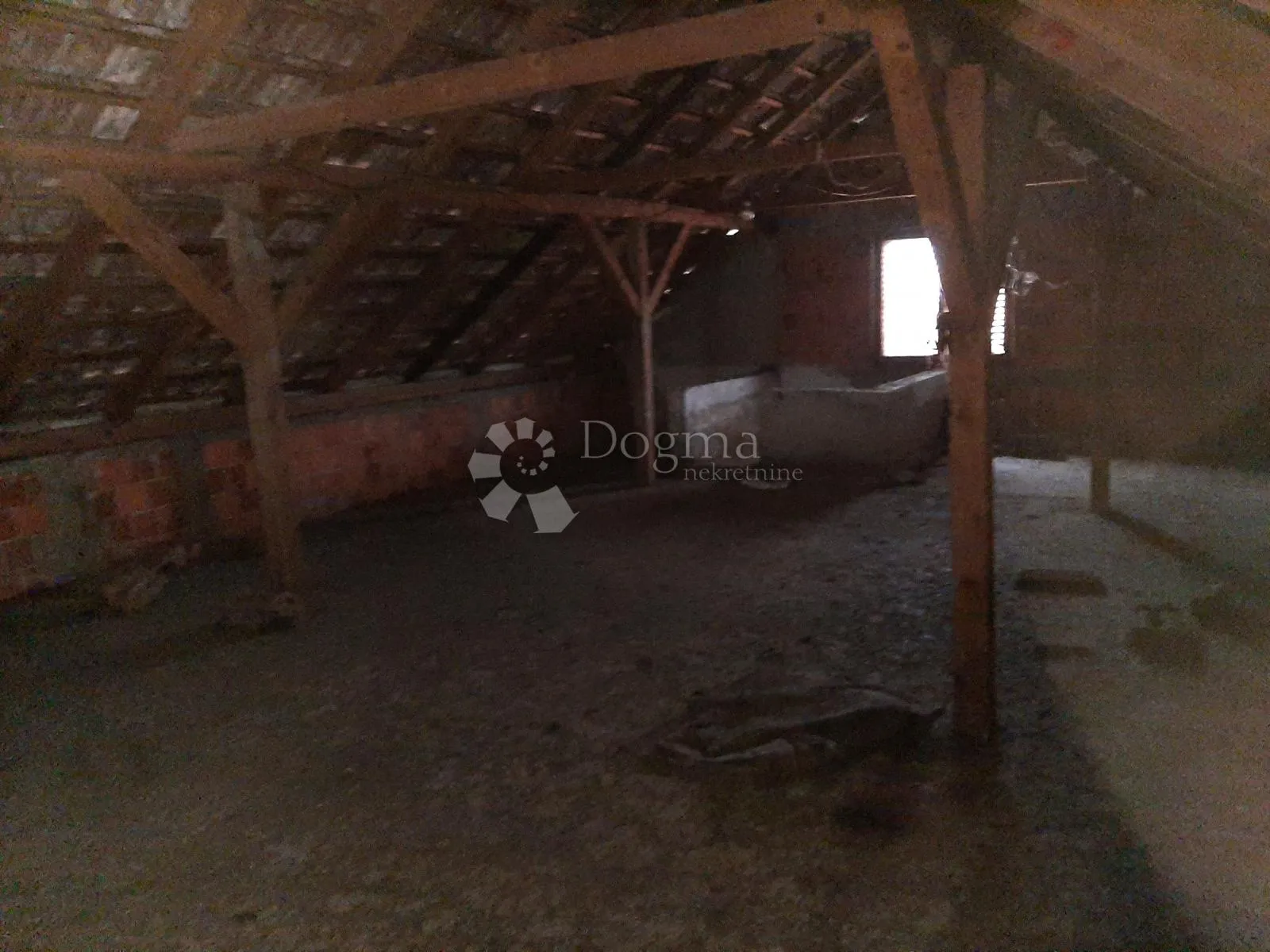 višenamjenska kuća s posl. prostorom- 250m2 + veliki parking - slika 30