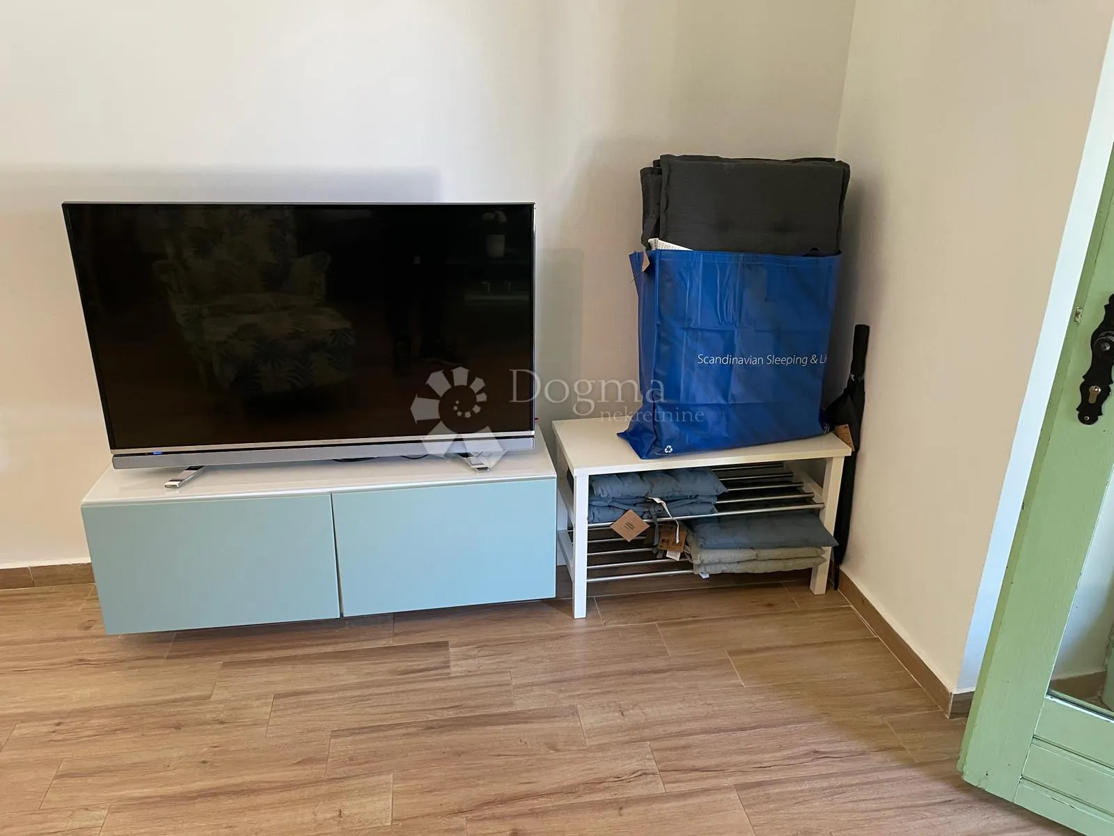 kuća sa bazenom, okružena zelenilom - slika 18