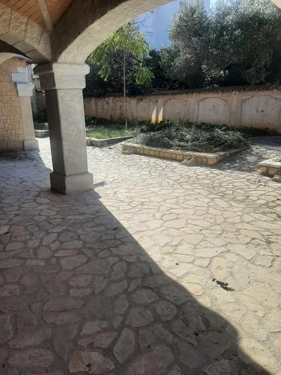 prizemlje kuće sa dvorištem - slika 9