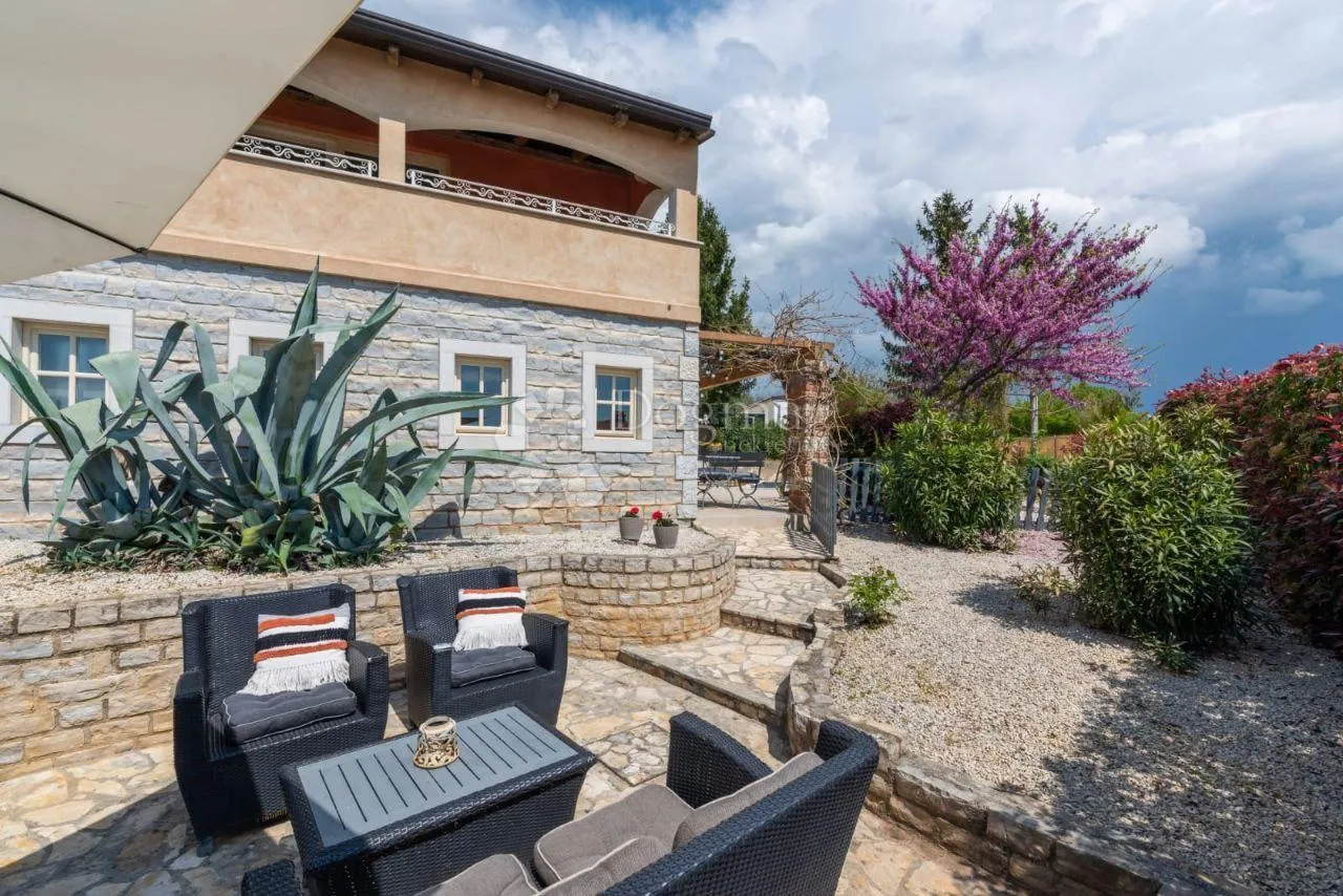 romantična kamena villa s bazenom - slika 31