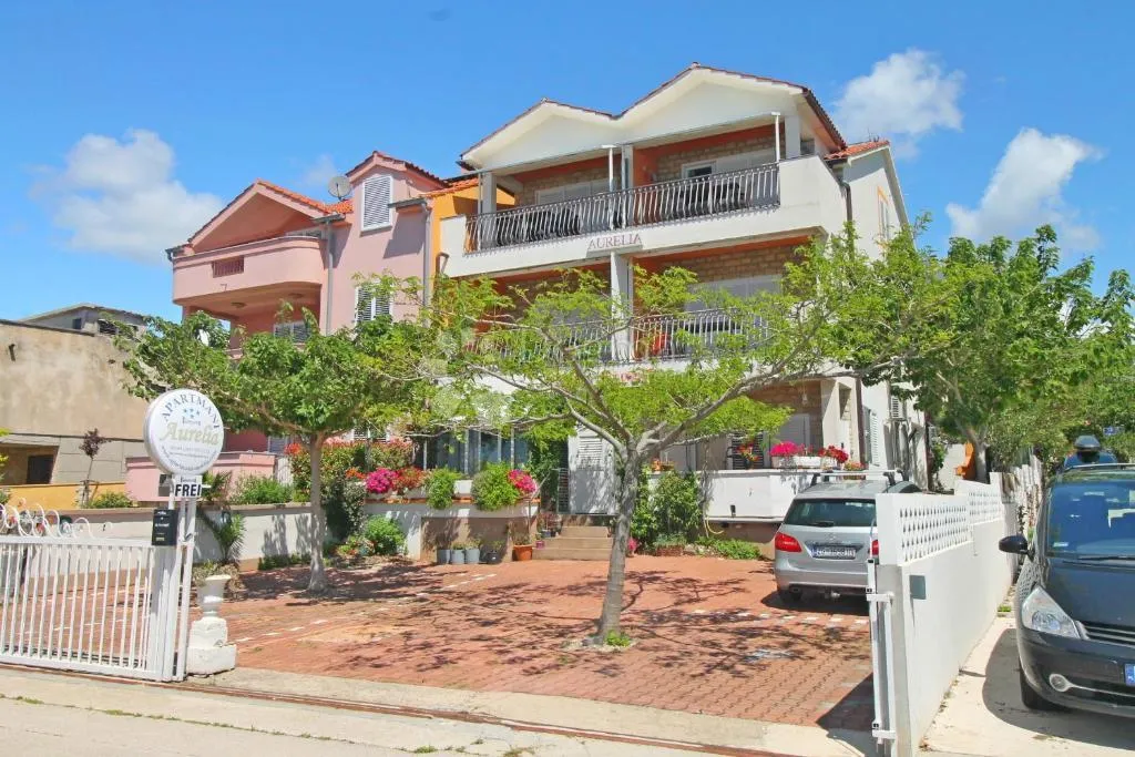 lovetovo -vodice, predivna kuća s 6 apartmana, prvi red do mora - slika 2