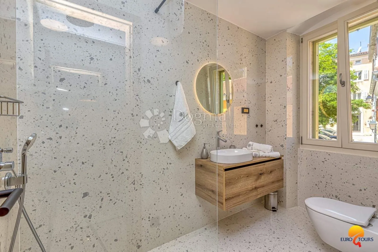 očaravajuća apartmanska kuća u samom centru vrsara - slika 6