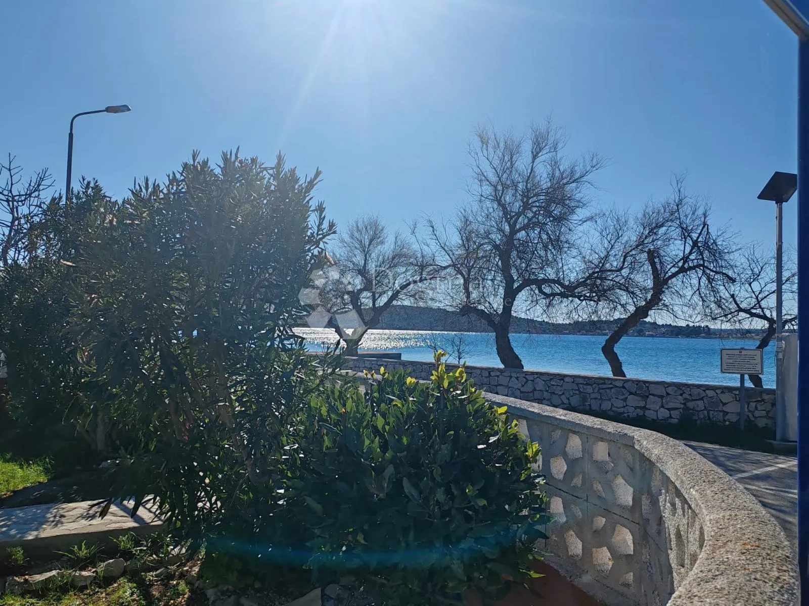 srima - atraktivna kuća u prvom redu do plaže s predivnim vrtom - slika 44