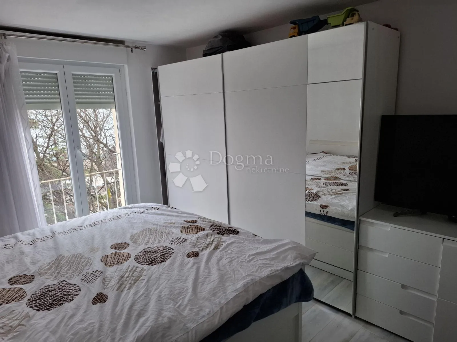 dvosoban stan na odličnoj lokaciji - slika 6