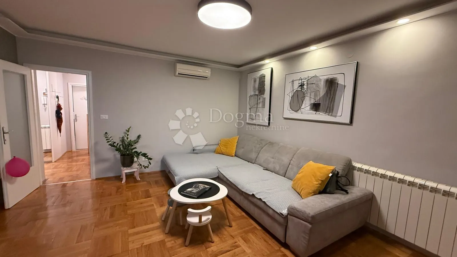 moderan renoviran stan - 5 minuta do mora! - slika 3