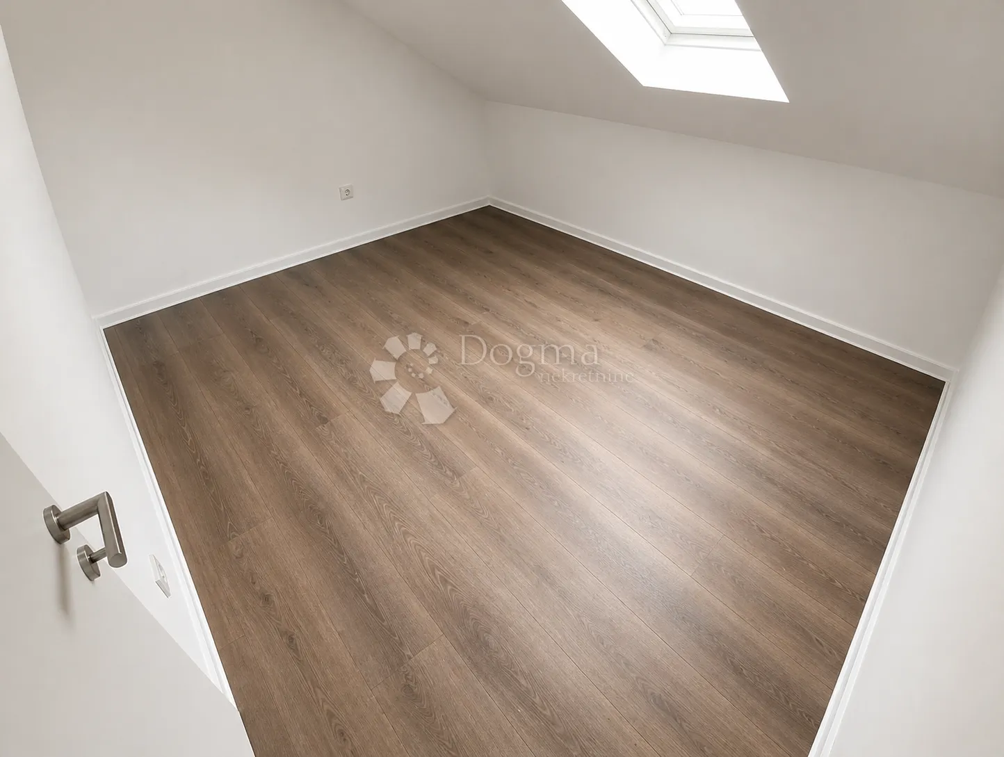 novo renoviran prazan penthouse, 95 m² + terasa s pogledom na grad - slika 6