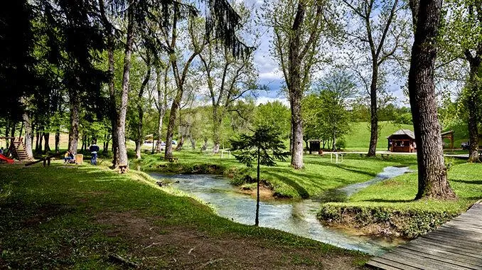 građevna parcela nadomak plitvičkih jezera, 22850 m2 - slika 2