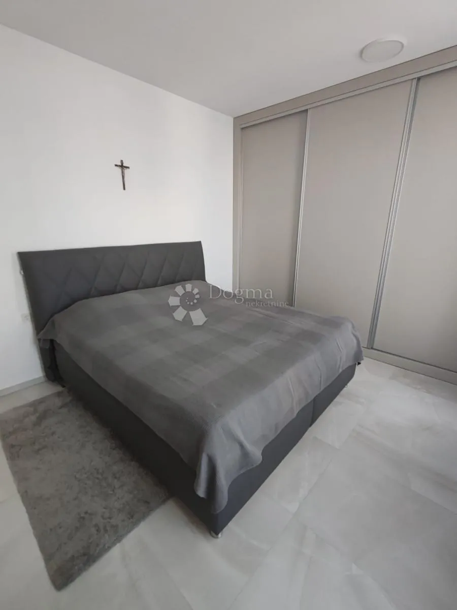 vodice - prekrasna novoizgrađena kuća s garažom i dvorištem - slika 30