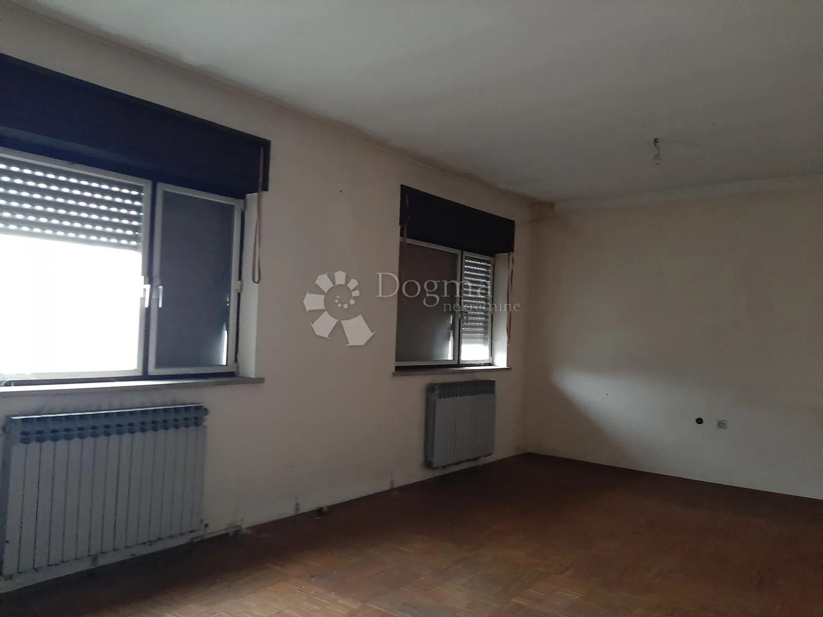 višenamjenska kuća s posl. prostorom- 250m2 + veliki parking - slika 15