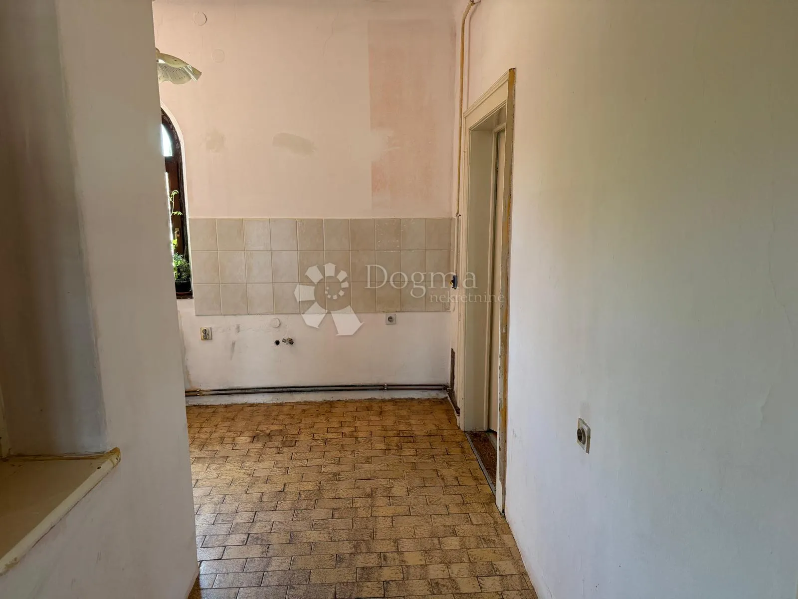 stan u centru za renovaciju - investicija - slika 4