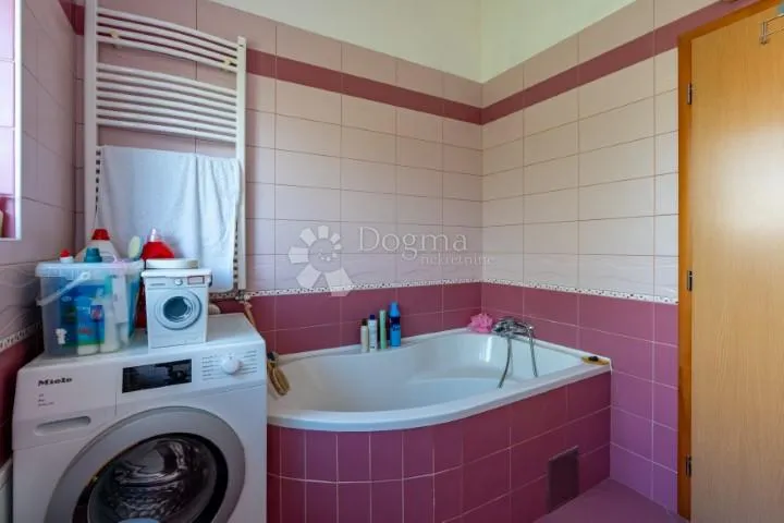 srdoči-240m2 više parkirna mjesta,okućnice 931m2 - slika 7