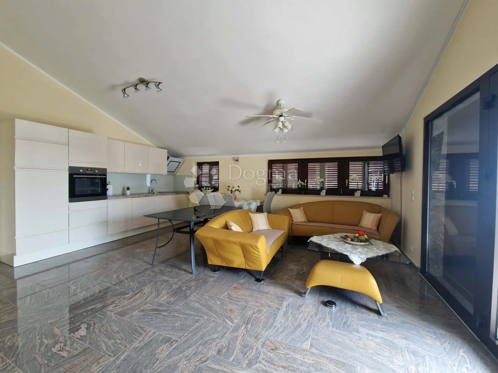 kuća s 4 apartmana - drugi red od mora - slika 68