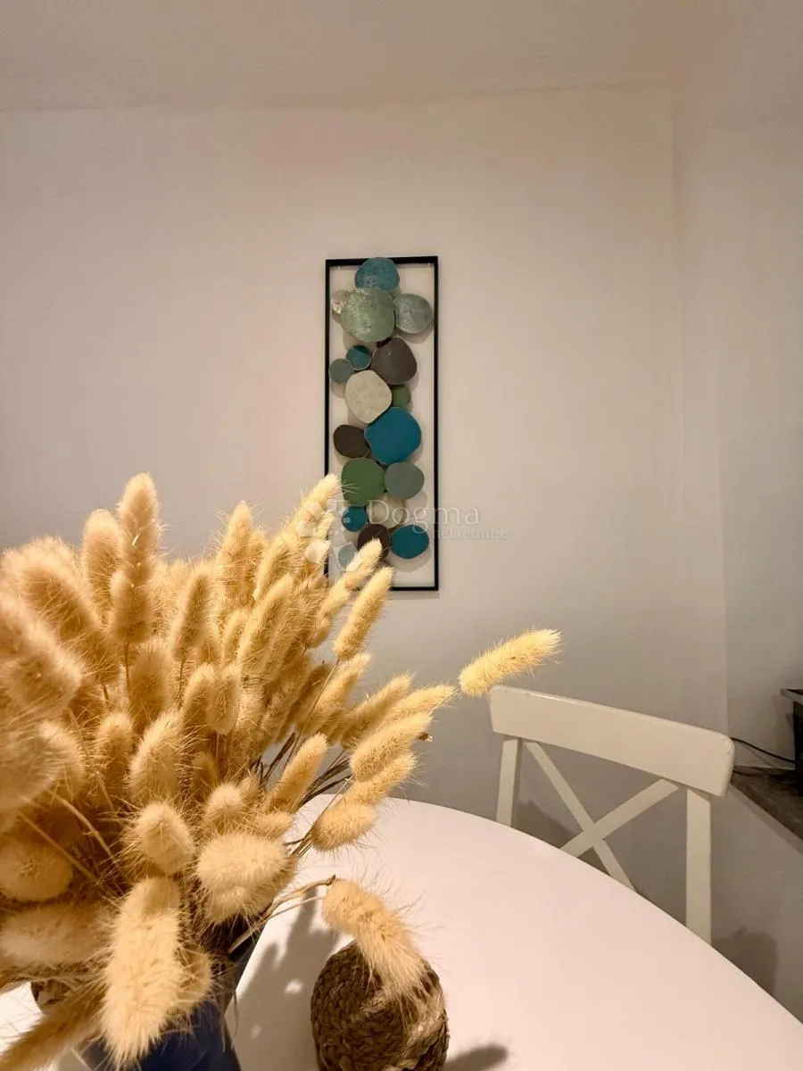 rustikalni studio apartman koji osvaja na prvi pogled – spoj topline, elegancije i mediteranskog šarma - slika 10