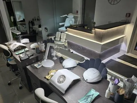 iznajmljuje se vrhunski opremljen kozmetički salon u srcu grada - slika 12