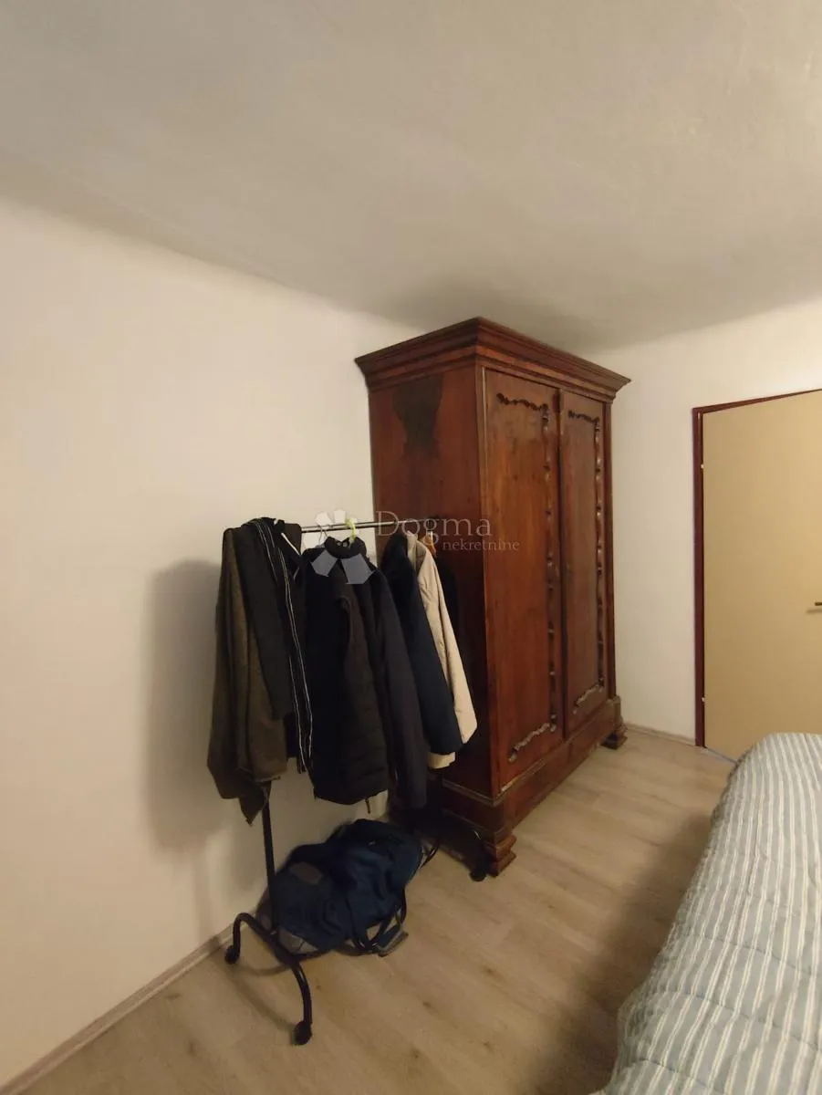 stan u kamenoj kući prvi red do mora - slika 9