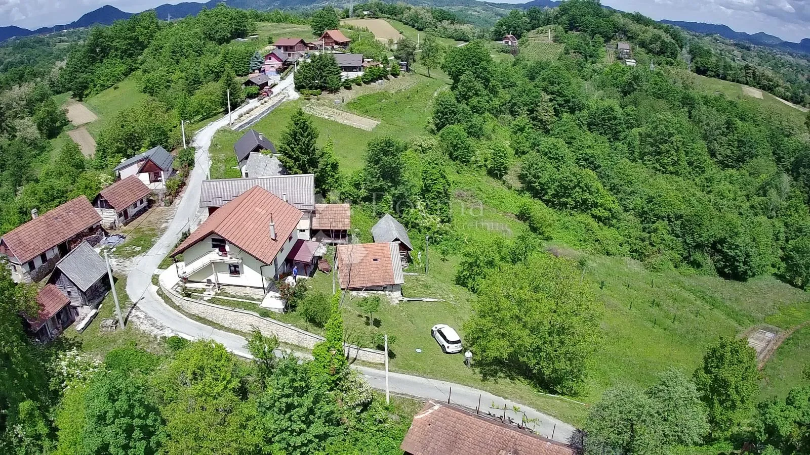 kuća u prirodi s prekrasnim pogledom na ravnu goru i velikom okućnicom - slika 5