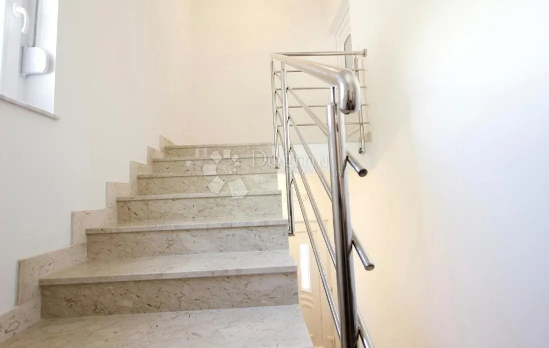 vodice - dvoetažni stan na 1. katu 130 m2 - slika 14
