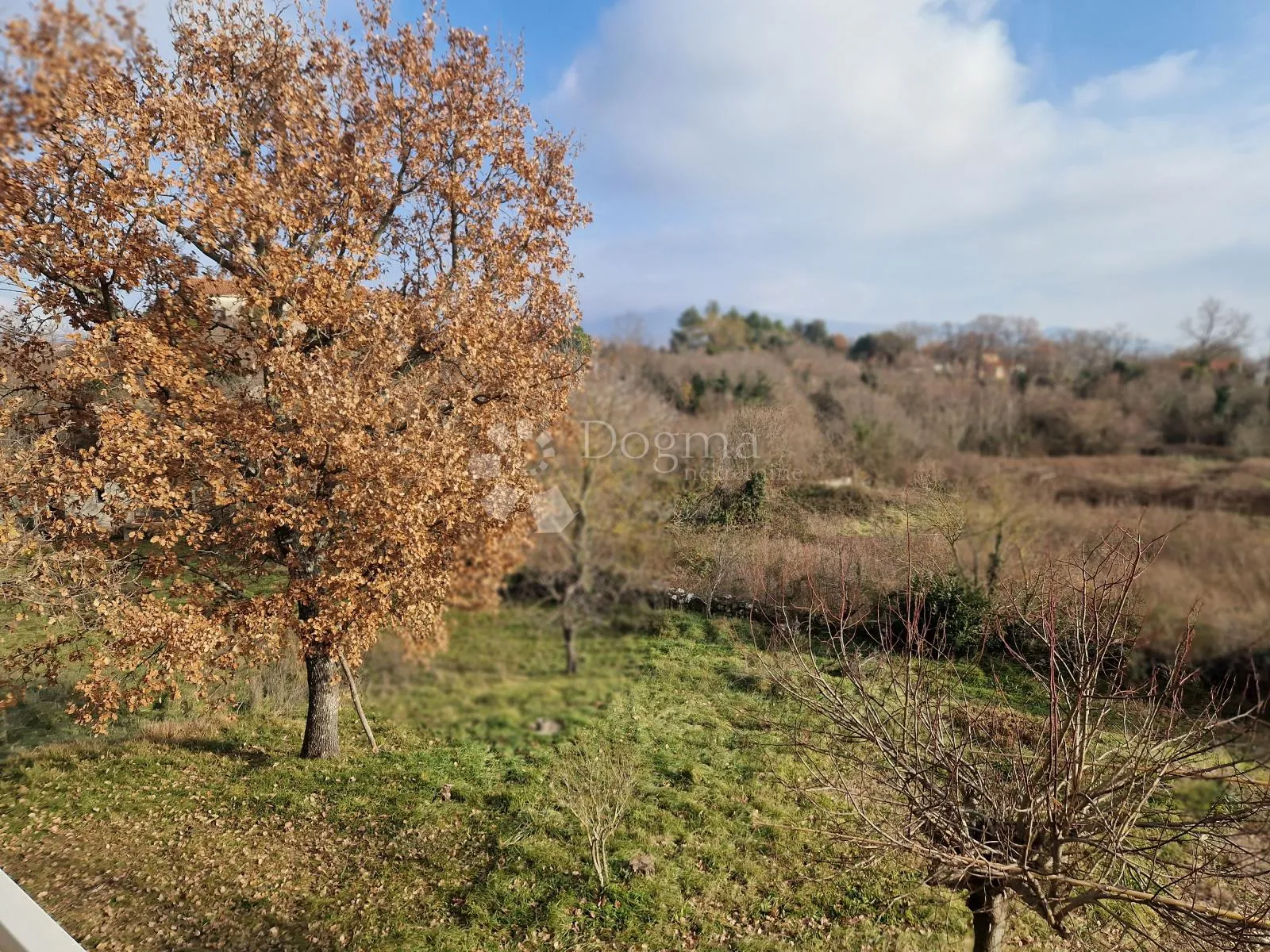 građevinsko zemljište nadomak grada labina, mirna lokacija - slika 1
